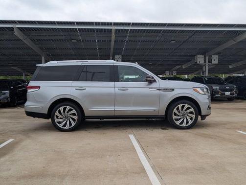 Radiance Metallic 2022 Lincoln Navigator Reserve