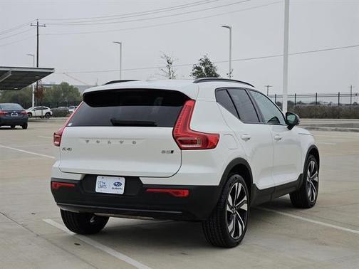2024 Volvo XC40 B5 Plus Dark Theme