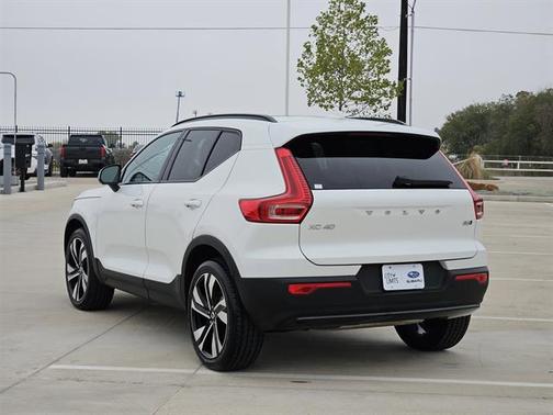 2024 Volvo XC40 B5 Plus Dark Theme