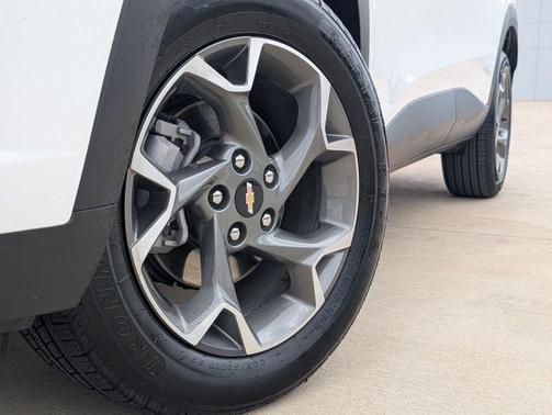 Summit White 2025 Chevrolet Trax LT