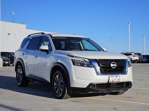 2024 Nissan Pathfinder SV