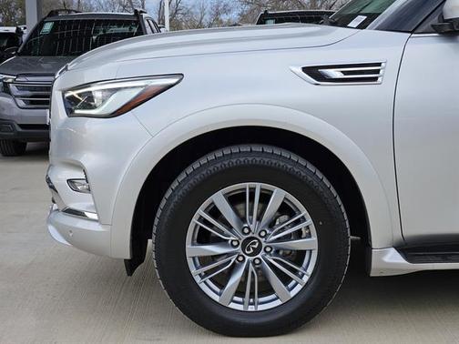 2023 INFINITI QX80 Luxe