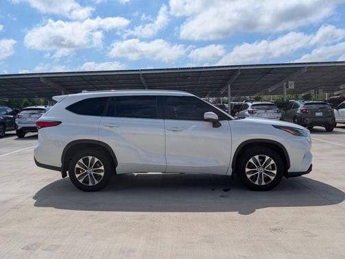 Pearl 2023 Toyota Highlander Hybrid XLE