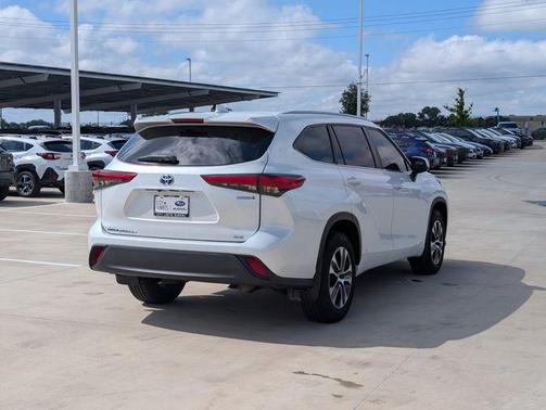 Pearl 2023 Toyota Highlander Hybrid XLE