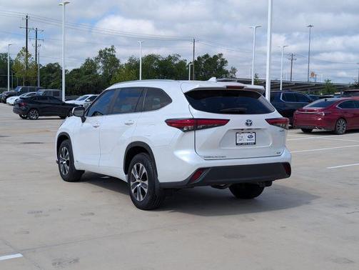 Pearl 2023 Toyota Highlander Hybrid XLE
