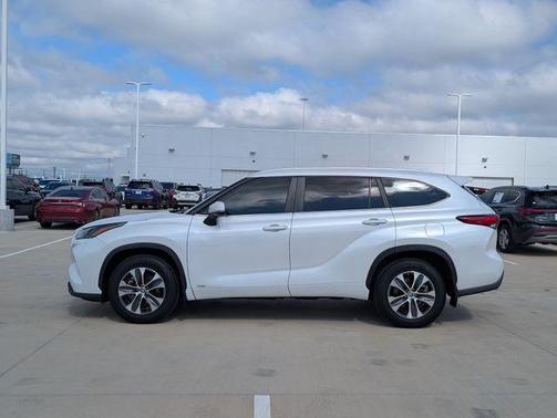 Pearl 2023 Toyota Highlander Hybrid XLE