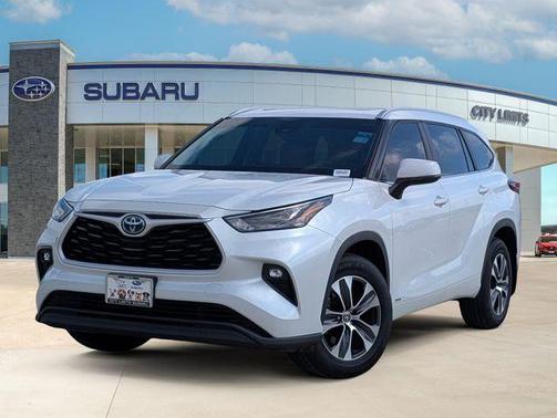 Pearl 2023 Toyota Highlander Hybrid XLE