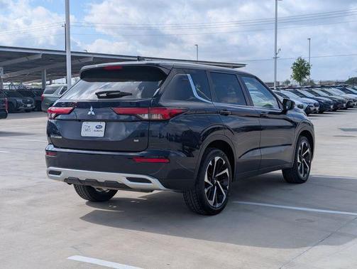 Black 2024 Mitsubishi Outlander SE