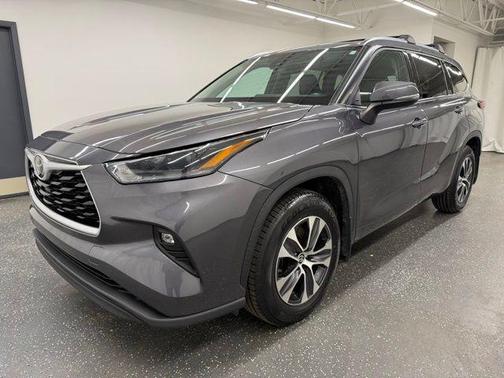 Magnetic Gray Metallic 2021 Toyota Highlander XLE