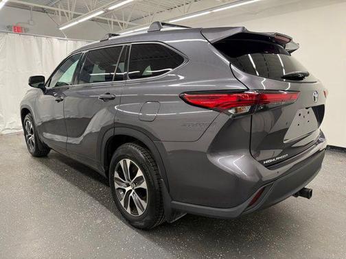 Magnetic Gray Metallic 2021 Toyota Highlander XLE