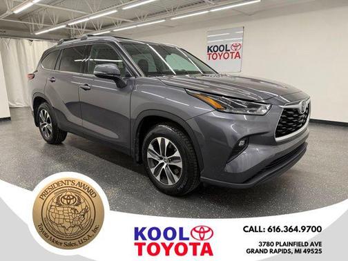 Magnetic Gray Metallic 2021 Toyota Highlander XLE
