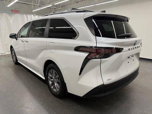 Wind Chill Pearl 2023 Toyota Sienna XLE