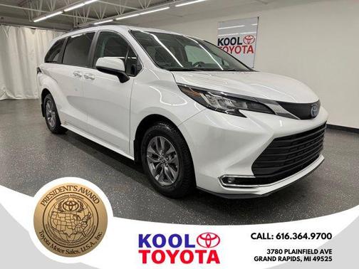 Wind Chill Pearl 2023 Toyota Sienna XLE