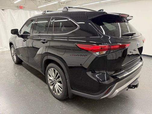 2023 Toyota Highlander Hybrid Platinum