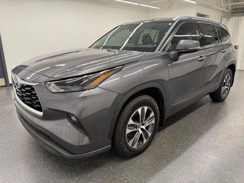 Magnetic Gray Metallic 2022 Toyota Highlander XLE