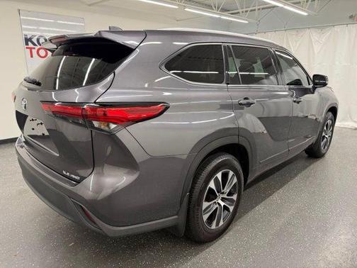 Magnetic Gray Metallic 2022 Toyota Highlander XLE