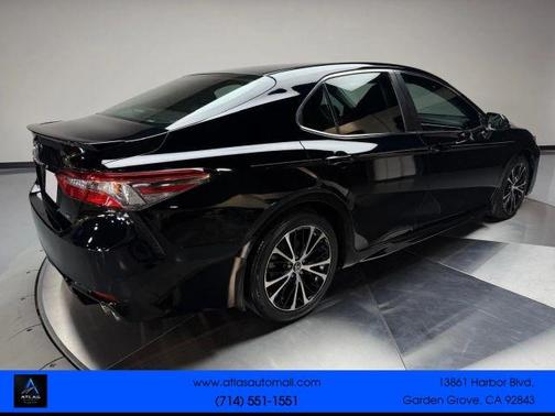 Black 2018 Toyota Camry SE