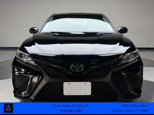 Black 2018 Toyota Camry SE