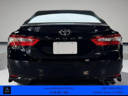 Black 2018 Toyota Camry SE