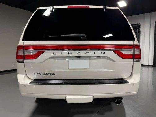 White 2017 Lincoln Navigator Select