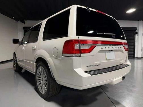 White 2017 Lincoln Navigator Select