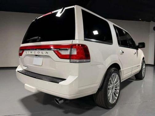 White 2017 Lincoln Navigator Select