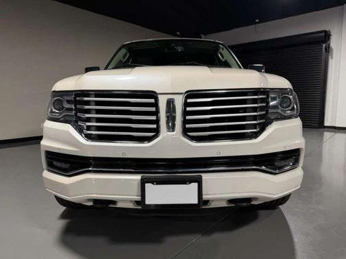White 2017 Lincoln Navigator Select