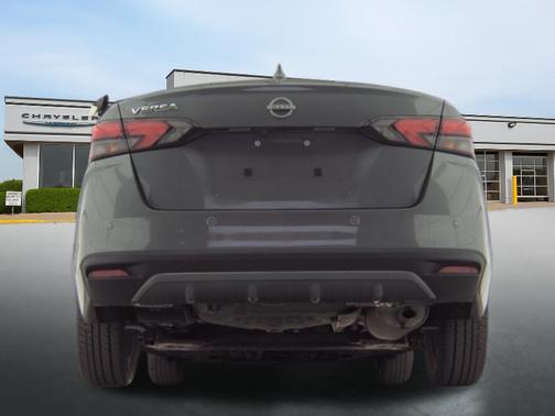 Gun Metallic 2025 Nissan Versa 1.6 SV