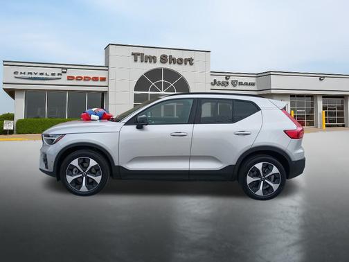 2025 Volvo XC40 B5 Plus Dark Theme
