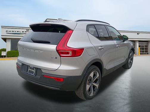 2025 Volvo XC40 B5 Plus Dark Theme