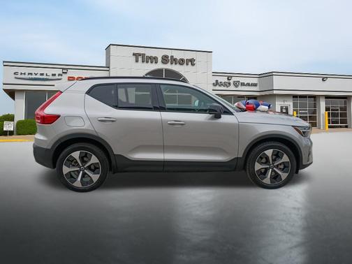 2025 Volvo XC40 B5 Plus Dark Theme