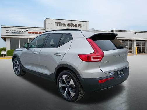 2025 Volvo XC40 B5 Plus Dark Theme