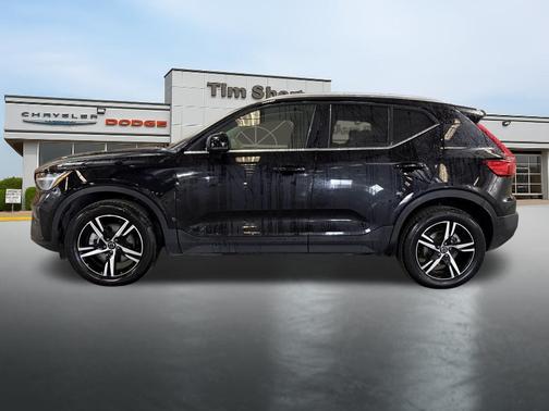 2025 Volvo XC40 B5 Core Bright Theme