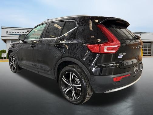 2025 Volvo XC40 B5 Core Bright Theme