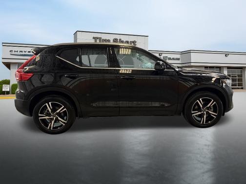 2025 Volvo XC40 B5 Core Bright Theme