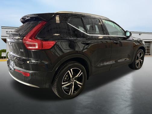 2025 Volvo XC40 B5 Core Bright Theme