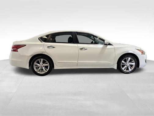 Glacier White 2015 Nissan Altima 2.5 SV