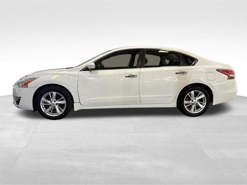 Glacier White 2015 Nissan Altima 2.5 SV