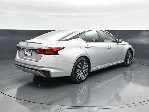 Brilliant Silver Metallic 2025 Nissan Altima 2.5 SV