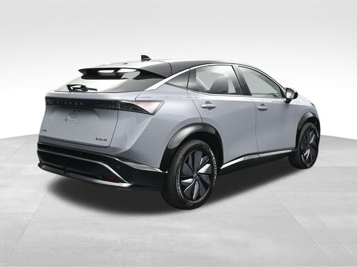 Boulder Gray Pearl/Black Diamond Pearl 2023 Nissan ARIYA ENGAGE