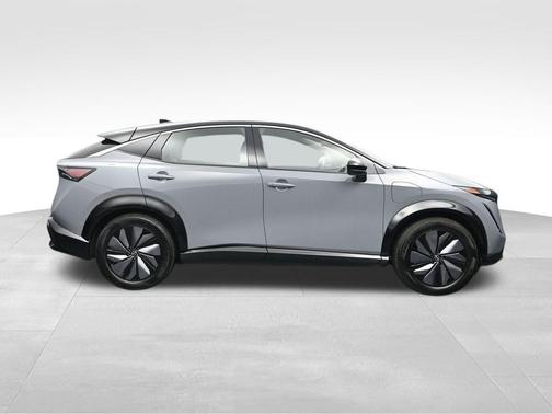 Boulder Gray Pearl/Black Diamond Pearl 2023 Nissan ARIYA ENGAGE