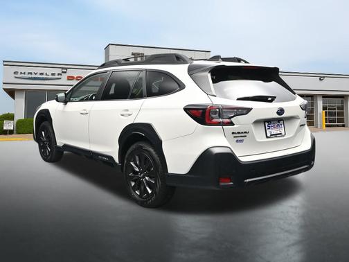 Crystal White Pearl 2025 Subaru Outback Onyx Edition