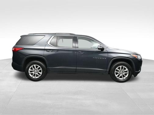 Graphite Metallic 2020 Chevrolet Traverse LT Cloth