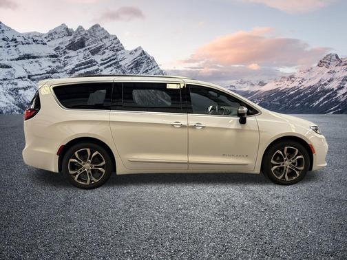 Bright White Clearcoat 2026 Chrysler Pacifica L