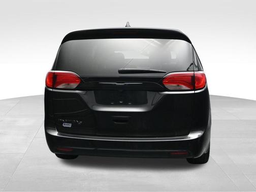 Brilliant Black Crystal Pearlcoat 2020 Chrysler Pacifica Touring