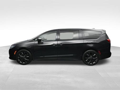 Brilliant Black Crystal Pearlcoat 2020 Chrysler Pacifica Touring