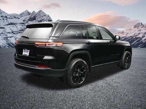 Diamond Black Crystal Pearlcoat 2026 Jeep Grand Cherokee Altitude