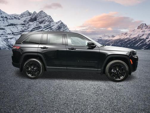 Diamond Black Crystal Pearlcoat 2026 Jeep Grand Cherokee Altitude