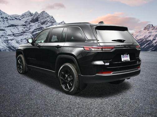Diamond Black Crystal Pearlcoat 2026 Jeep Grand Cherokee Altitude