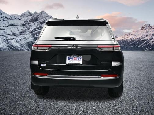 Diamond Black Crystal Pearlcoat 2026 Jeep Grand Cherokee Altitude